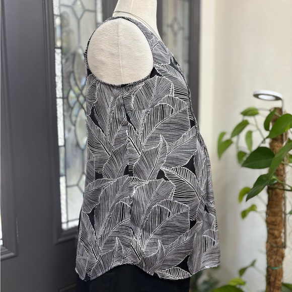A Pea In The Pod Maternity Black & White Leaf Print Silky Sleeveless Blouse | Sm - Picture 5 of 10